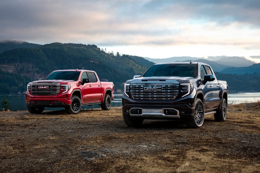 %28l%20to%20r%29%202022%20GMC%20Sierra%20AT4X%20and%20Sierra%20Denali%20Ultimate